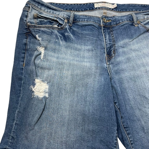 Torrid Jean Shorts Women’s Size 22 Denim Stretch Distressed Medium Wash - Picture 3 of 8